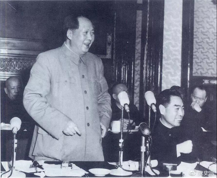 1956年1月25日，毛澤東在最高國務(wù)會議第六次會議上講話。