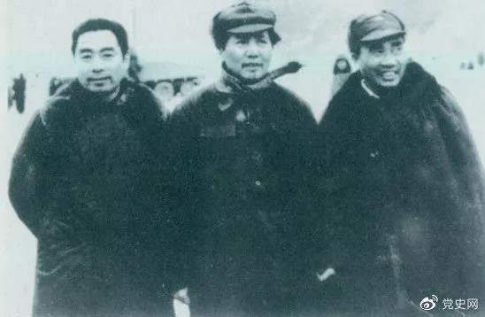 1946年1月27日，周恩來由重慶飛抵延安，參加中共中央書記處會議。圖為毛澤東、朱德、周恩來在機場留影。