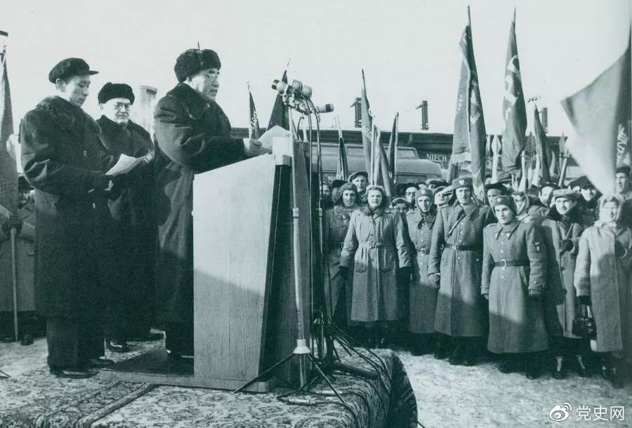 1956年1月30日，朱德訪問(wèn)波蘭，在華沙黨中央車站發(fā)表演說(shuō)。