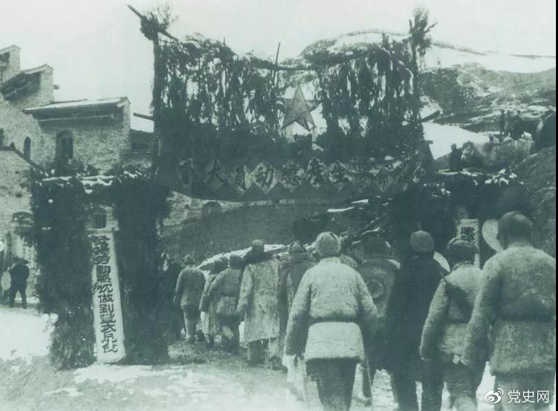 1939年2月2日 中共中央在延安召開生產(chǎn)動員大會，毛澤東在會上發(fā)出“自己動手”的號召。圖為參會人員入場的情景。