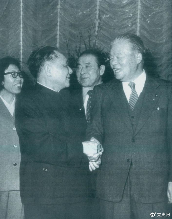 1979年2月7日，鄧小平訪問日本期間，同日本首相大平正芳會談。