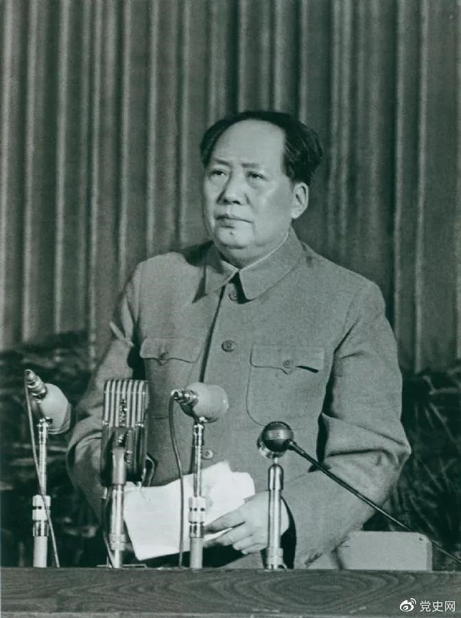 　　1957年2月27日，毛澤東在最高國務(wù)會議第十一次（擴(kuò)大）會議上發(fā)表《如何處理人民內(nèi)部的矛盾》（后改為《關(guān)于正確處理人民內(nèi)部矛盾的問題》）講話。